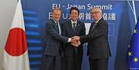 Tusk, Abe e Juncker: frente unida contra o protecionismo de Trump  Foto: DW / Deutsche Welle