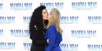 Cher e Meryl Streep se beijam em frente aos fotógrafos  Foto: Stuart C. Wilson / Getty Images