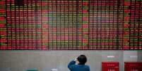 Investidor observa dados de ações em casa de corretagem em Xangai, na China 24/11/2017 REUTERS/Aly Song  Foto: Reuters