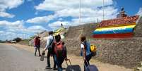 Venezuelanos chegam, em março deste ano, à cidade de Pacaraima (RR) na fronteira do Brasil com a Venezuela  Foto: Edmar Barros / Futura Press
