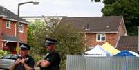 Policiais fazem guarda do lado de fora da casa de Sergei Skripal em Salisbury, na Inglaterra19/07/2018 REUTERS/Hannah McKay  Foto: Reuters