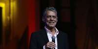 O cantor Chico Buarque apresenta-se durante a entrega do 28º Prêmio da Música Brasileira no Theatro Municipal, na Praça da Cinelândia, no centro do Rio de Janeiro, em 2017.  Foto: Fabio Motta / Estadão Conteúdo