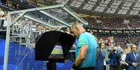 &Aacute;rbitro Nestor Pitana consulta VAR antes de marcar p&ecirc;nalti para a Fran&ccedil;a contra a Cro&aacute;cia na final da Copa  Foto: David Ramos - FIFA/FIFA / via Getty Images