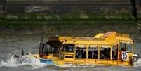 Ônibus anfíbio é usado em cidades como Londres para excursões turísticas  Foto: BBC News Brasil