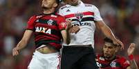 Diego Souza, do São Paulo, e Rene, do Flamengo, disputam bola em partida que terminou com vitória paulista  Foto: Ricardo Moraes / Reuters