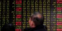 Investidores observam dados de ações em casa de corretagem em Xangai, na China 09/02/2018 REUTERS/Aly Song  Foto: Reuters