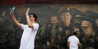 Homem tira selfie em frente a painel em homenagem a resgate de meninos em caverna na Tailândia
20/07/2018 REUTERS/Soe Zeya Tun   Foto: Reuters
