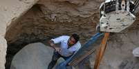 Trabalhador ajuda no içamento do sarcófago  Foto: Mohamed Abd El Ghany / Reuters
