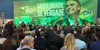 Janaína Paschoal e Jair Bolsonaro se encontram pela primeira vez na vida durante a Convenção Nacional do PSL, no Rio de Janeiro, que vai lançar a candidatura do militar à Presidência  Foto: BBC News Brasil