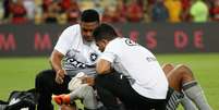 Jefferson, após choque com Paquetá, do Flamengo, ficou no chão sentindo muitas dores  Foto: RUDY TRINDADE/FramePhoto / Gazeta Press