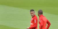 Neymar e Mbappé conversam em treino do PSG  Foto: Aurelien Meunier / Getty Images