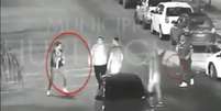 Imagens de câmeras de segurança mostram o crime sendo cometido  Foto: Reprodução / Youtube / Estadão