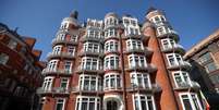 Policial estaciona seu carro em frente ao pr&eacute;dio da embaixada do Equador em Londres, onde o fundador do WikiLeaks Julian Assange vive desde junho de 2012
23/07/2018
REUTERS/Hannah McKay  Foto: Reuters