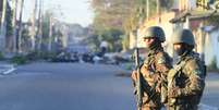 Militares patrulham rua no Rio de Janeiro  Foto: José Lucena / Futura Press