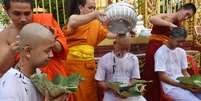 Meninos passarão nove dias em monastérios diferentes meditando, orando e fazendo limpeza  Foto: PANUMAS SANGUANWONG/AFP/Getty Images / BBC News Brasil