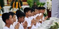 Meninos tailandeses resgatados de caverna na Tailândia em cerimônia para se tornarem aprendizes de monges budistas 24/07/2018 REUTERS/Stringer  Foto: Reuters