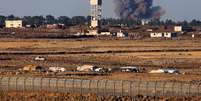 Fumaça vista após explosão no lado sírio da fronteira entre Síria e Israel 23/07/2018 REUTERS/Ronen Zvulun  Foto: Reuters
