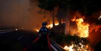 Bombeiros tentam combater incêndio na cidade de Rafina, próximo a Atenas  Foto: REUTERS/Costas Baltas / Reuters