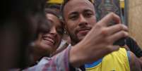 Neymar tira foto com fã em Santos  Foto: Amanda Perobelli / Reuters