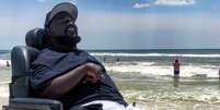 David tem paralisia cerebral e nunca havia visto a praia  Foto: Izas Fuller / Facebook / Divulga&ccedil;&atilde;o