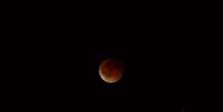 Neste tipo de eclipse, a Lua fica com aspecto avermelhado  Foto: 2Explore / Nasa