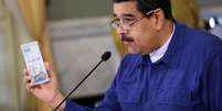 Maduro segura nota em reunião em Caracas
 25/7/2018   Divulgação  Foto: Reuters