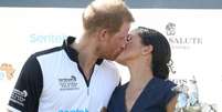 Príncipe Harry e Meghan Markle quebraram protocolo ao trocarem beijos após assistirem ao jogo beneficente da Copa Sentebale ISPS Handa Polo, em Windsor, na Inglaterra, nesta quinta-feira, 26 de julho de 2018  Foto: Getty Images / PurePeople