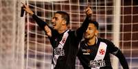 Galhardo comemora gol do Vasco  Foto: Daniel Tapia / Reuters