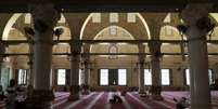 Muçulmanos oram dentro da mesquista de al-Aqsa, em Jerusalém
10/05/2017
REUTERS/Ammar Awad  Foto: Reuters