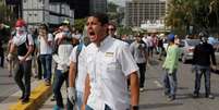 Parlamentar José Manuel Olivares, durante protesto contra Maduro, em Caracas 5/6/2017 REUTERS/Marco Bello   Foto: Reuters