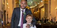 Neymar e o filho, Davi Lucca, esbajaram estilo no casamento da designer Samara Costa com o consultor financeiro M&aacute;rcio Spinelli, em S&atilde;o Paulo, nesta quinta-feira, 26 de julho de 2018  Foto: Divulga&ccedil;&atilde;o, Paulo Santos / PurePeople