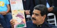 Maduro exibe modelo de novo bilhete de 100 bolívares  Foto: DW / Deutsche Welle
