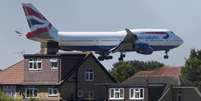 Companhia aéreas do Reino Unido multarão passageiros bêbados que causarem problemas   Foto: Toby Melville / Reuters