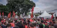 Militantes participam do ato do Dia do Trabalho nos arredores da Polícia Federal em Curitiba, onde o ex-presidente Luiz Inácio Lula da Silva está preso desde o dia 7 de abril.  Foto: Gibran Mendes/CUT/Twitter / Estadão