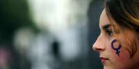Mulher com símbolo das mulheres desenhado no rosto durante protesto em Buenos Aires, Argentina 03/06/2017 REUTERS/Marcos Brindicci  Foto: Reuters