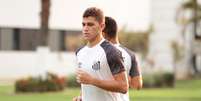 Vitor Bueno durante treino no Santos  Foto: Diego Soares/Código19 / Futura Press