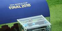 &Aacute;rbitro Nestor Pitana olha o VAR no jogo entre Fran&ccedil;a e Cro&aacute;cia, pela final da Copa do Mundo na R&uacute;ssia   Foto: Michael Dalder / Reuters