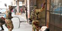 Soldados atacam manifestante em Harare
 1/8/2018   REUTERS/Mike Hutchings   Foto: Reuters
