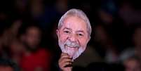Máscara de Lula em convenção do PT que o indicou como candidato apesar da prisão  Foto: AFP / BBC News Brasil