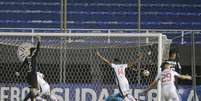 Lances de Nacional x Botafogo, pela Sul-Americana  Foto: Jorge Adorno / Reuters
