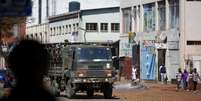 Militaresm em caminhão patrulham rua de Harare, capital do Zimbabwe
02/08/2018
REUTERS/Siphiwe Sibeko  Foto: Reuters