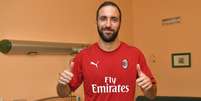 Higuaín posa com a camisa do Milan (Foto: Reprodução)  Foto: Lance!