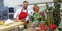 O chef Roberto Augusto e a apresentadora Claudete Troiano: receitas baratas que aumentam a renda familiar  Foto: Divulgação