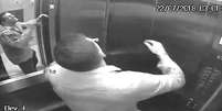 Câmera flagrou momento em que professor, em desespero, sobe com o corpo no elevador  Foto: Divulgação/Ministério Público-PR / Estadão