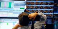 Funcionário trabalha na bolsa de valores de Frankfurt, na Alemanha 06/04/2018 REUTERS/Ralph Orlowski  Foto: Reuters