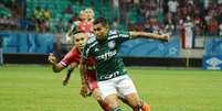 Dudu domina a bola pelo Palmeiras  Foto: Jefferson Peixoto / Futura Press / Estadão Conteúdo