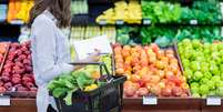 Frutas e verduras, cozidas ou cruas, estão entre os alimentos indicados  Foto: Steve Debenport / via iStock