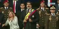 Presidente Maduro (centro) e sua esposa Cilia Flores (esquerda) participavam de um evento militar, quando ouviram um barulho alto  Foto: Reuters / BBC News Brasil