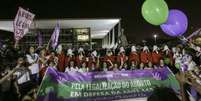 Mulheres protestam em frente ao STF vestidas como personagens da série "The Handsmade Tale", sobre uma sociedade que oprime as mulheres  Foto: Fabio Rodrigues Pozzebom/Agência Brasil / BBC News Brasil