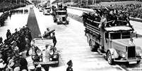 Hitler sa&uacute;da oper&aacute;rios do trecho da autobahn Frankfurt-Heidelberg em maio de 1935  Foto: DW / Deutsche Welle